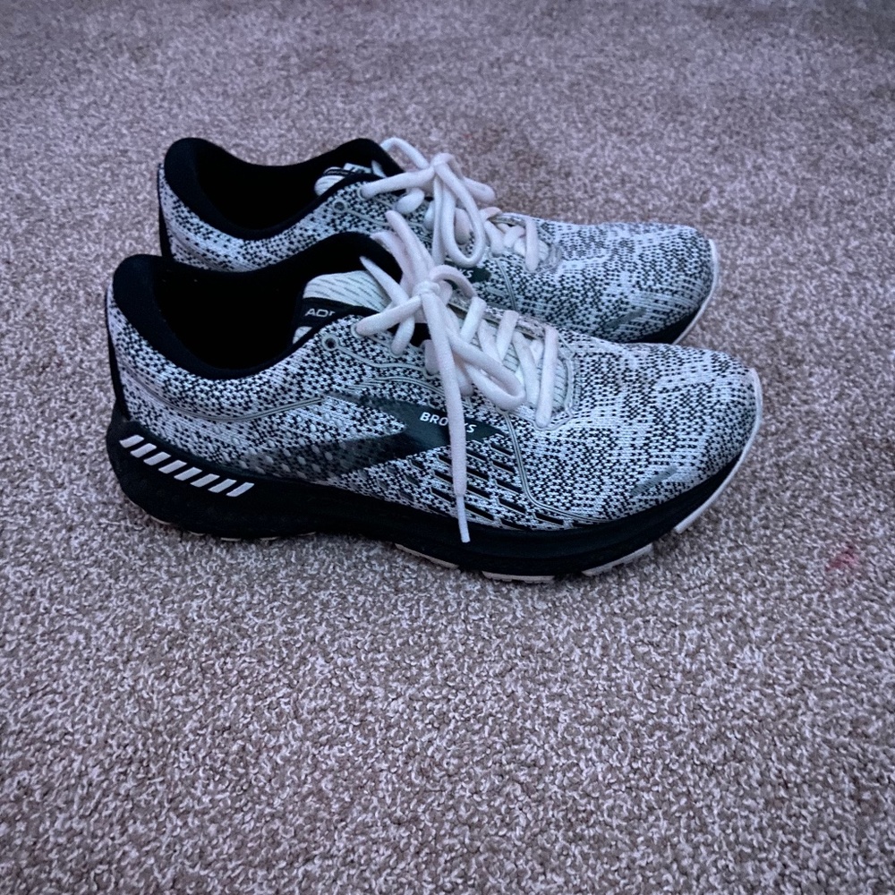 Women's brooks